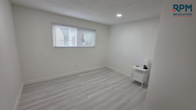 Building Photo - "Charming 2-Bedroom Retreat with Stunning Views on Mountain Side Drive!"