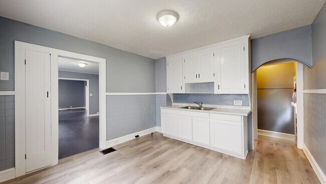 Building Photo - ** AVAILABLE OCTOBER 2025 *** Old Brooklyn...