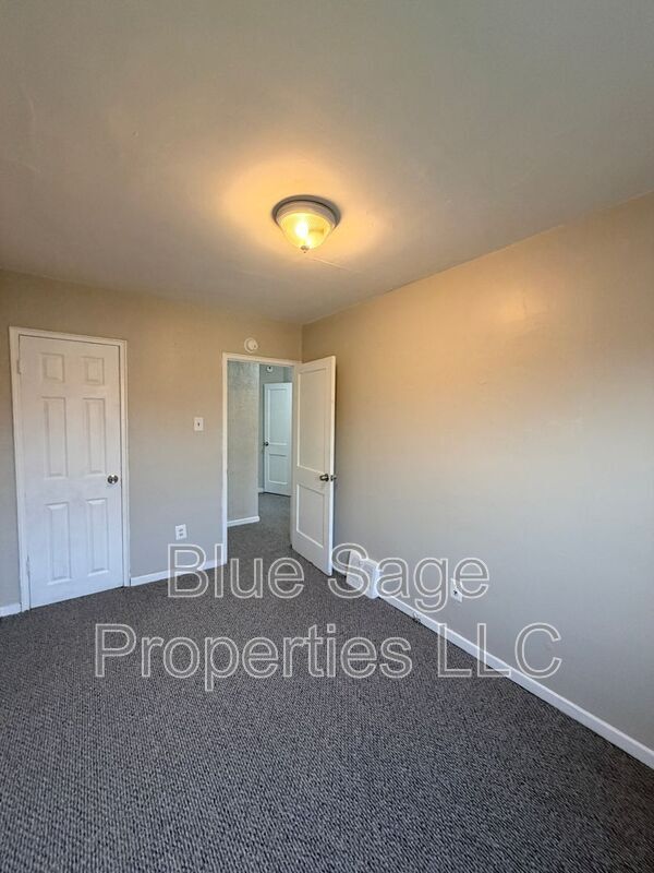 Building Photo - 1037 Laurel Rd