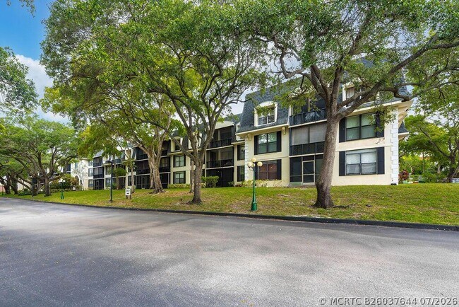 Building Photo - 3680 Inverrary Dr