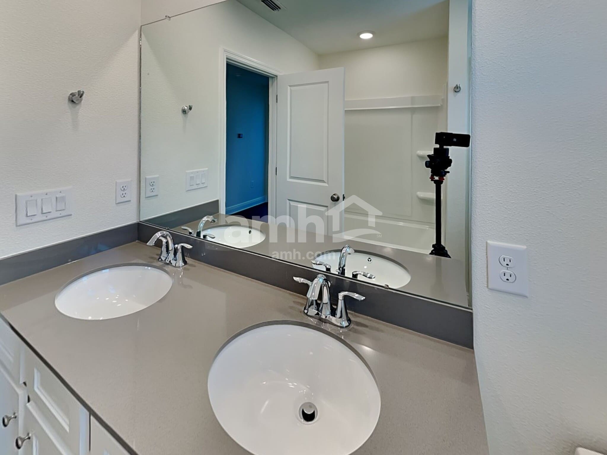 Building Photo - 14531 Cedar Ml Dr