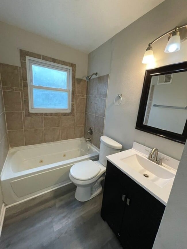 Building Photo - 815 Bella Ln