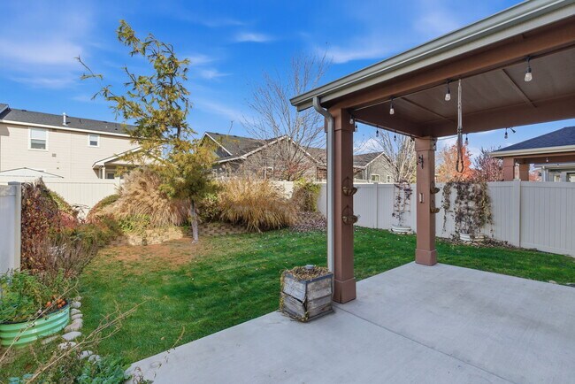 Building Photo - 9138 W Tillamook Dr