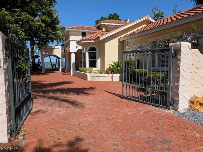 Building Photo - 2878 Valencia Way