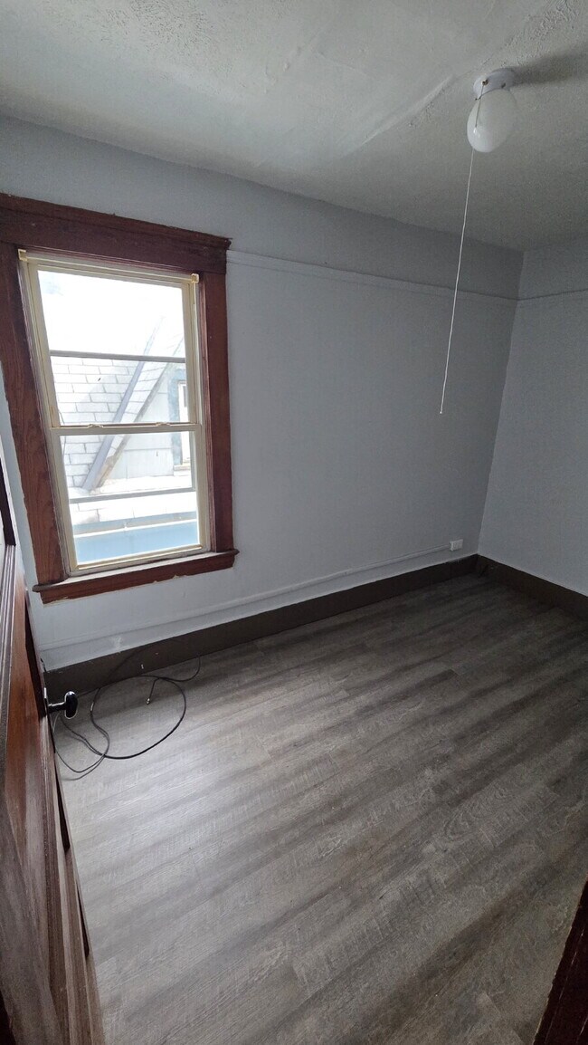 Building Photo - 3 Bedroom with Finished Attic Space/4th Room!