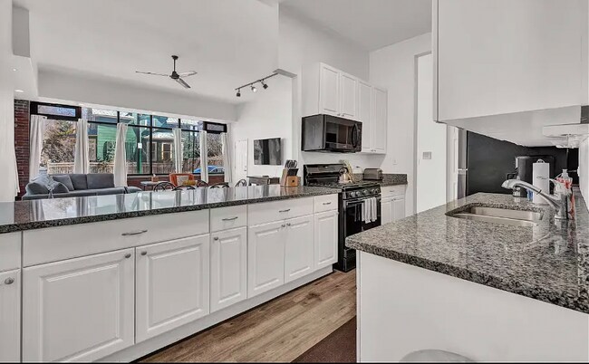 Building Photo - 2 bedroom in Chicago IL 60618
