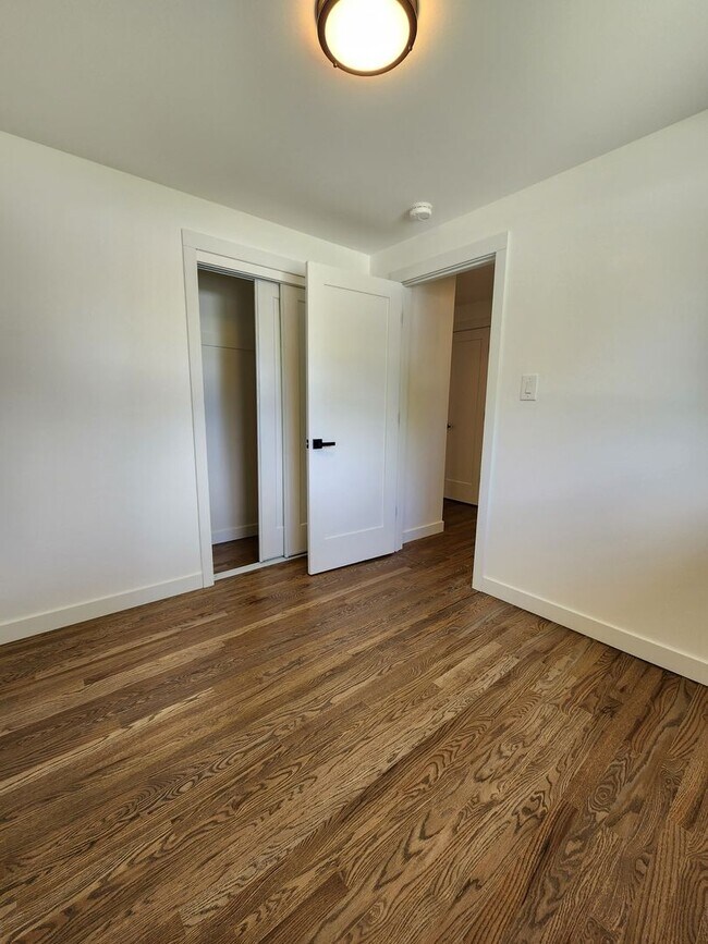 Building Photo - Completely renovated Ranch Style home in E...