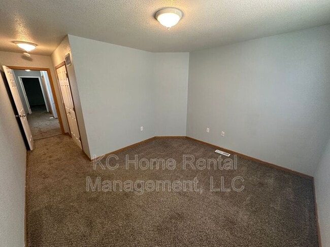 Building Photo - 1001 S Hocker Ave
