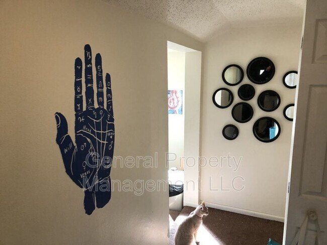 Building Photo - 3 bedroom 1 bathroom on Water street and n...