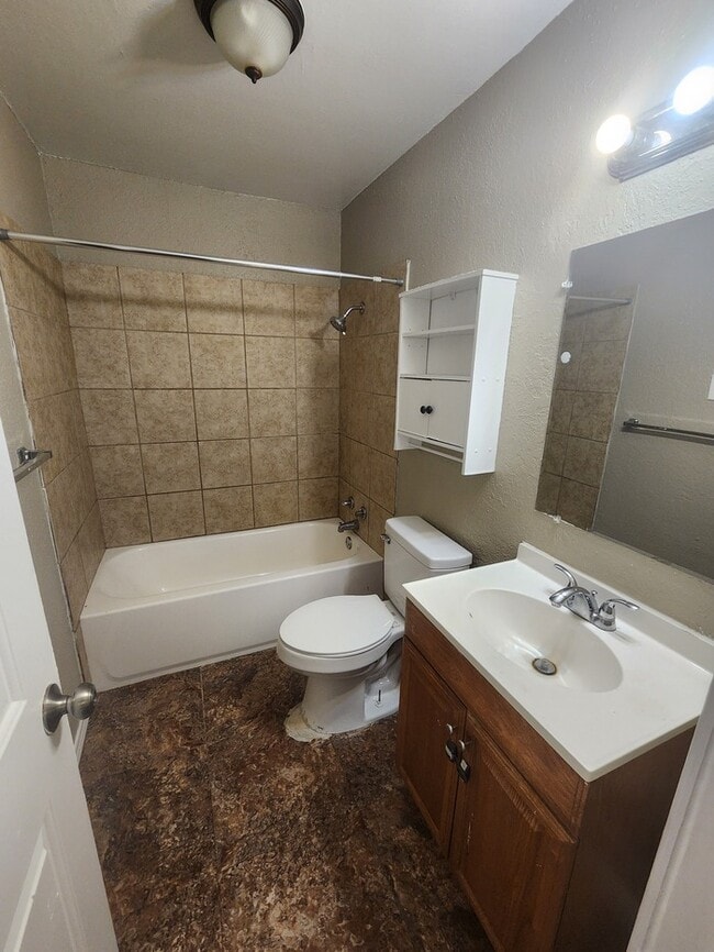 Building Photo - 3 bed 1 bath home, move in ready!