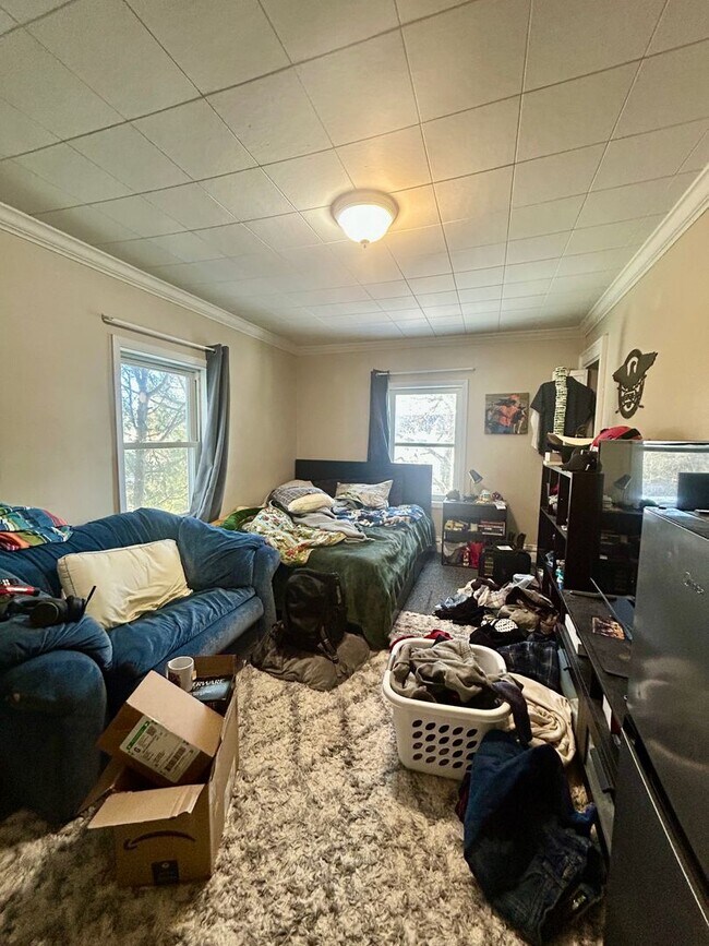 Building Photo - Available June 2025 - 5 Bed, 1 Bath home near campus!