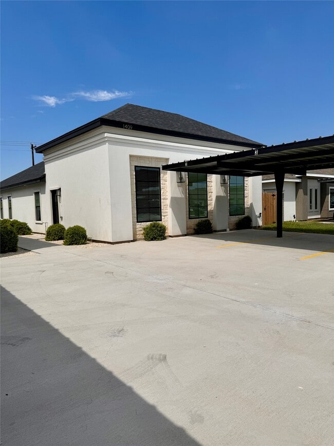 Building Photo - 1409 S Xanthia St