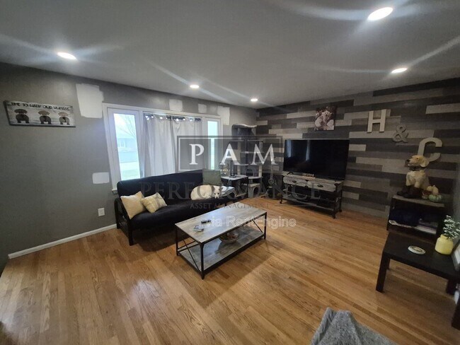 Building Photo - 1422 W Maplewood Ct