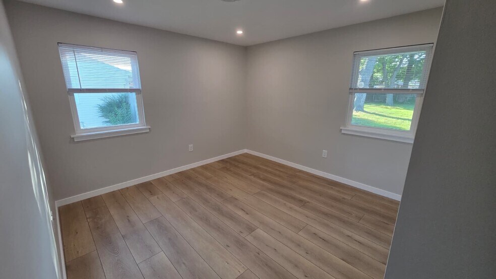 Building Photo - 413 Hickory Ln