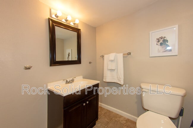 Building Photo - 516 E 6th St