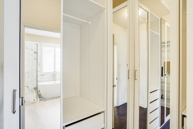Building Photo - Comfortable and nicely upgraded home for r...