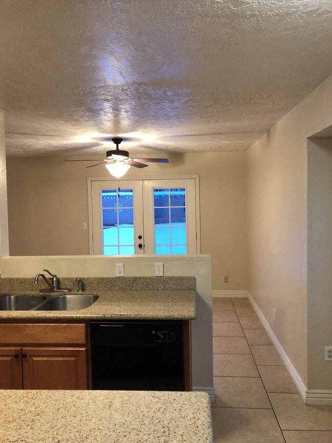 Building Photo - Duplex Available In Gorgeous Holiday Area