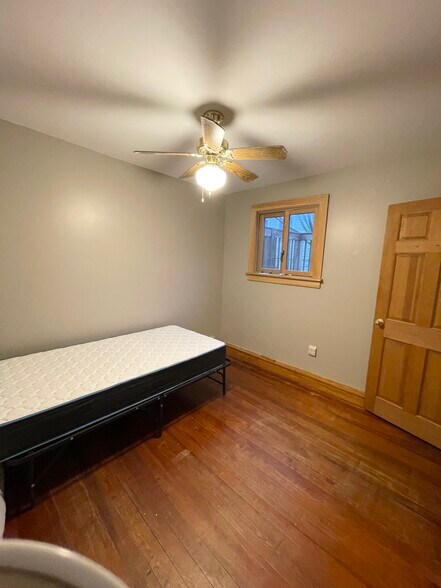 bedroom #1 w/ closet - 540 Thames St