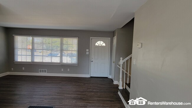 Building Photo - 131 Oak Dr SW