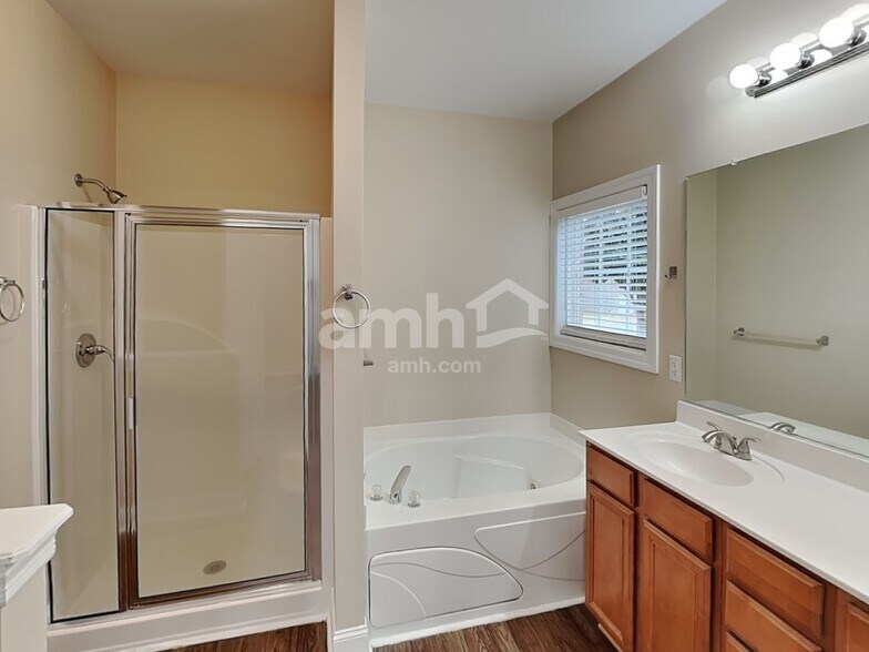 Building Photo - 4013 Lilac Ln