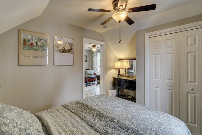 Building Photo - One Bedroom Apartment Available in Downtow...