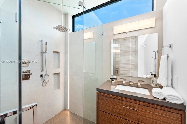 Building Photo - 1400 Bayview Dr