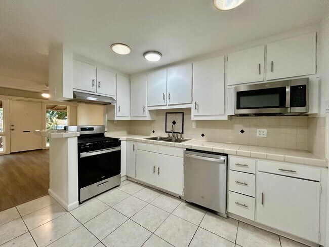 Building Photo - 2 bed 1 Bath with Garage in The Heart of Clairemont!