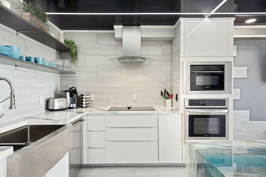 Building Photo - 8743 Thomas Dr