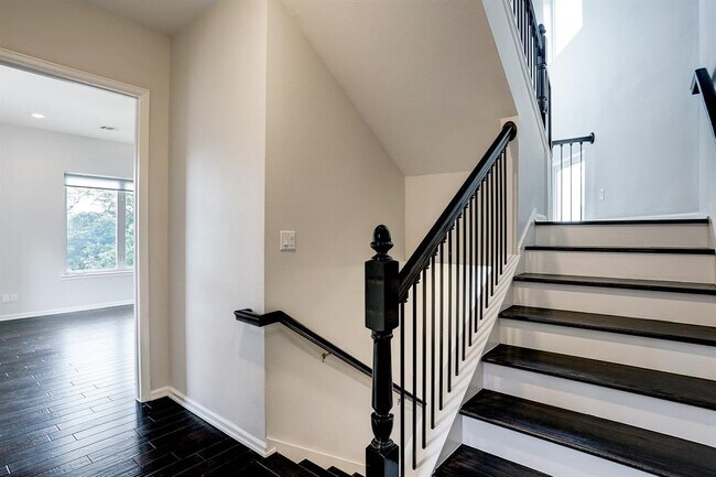 Building Photo - 2613 Waugh Dr