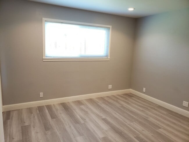 Building Photo - 4 Bed 2 Bath with Beautiful Large Yard!!