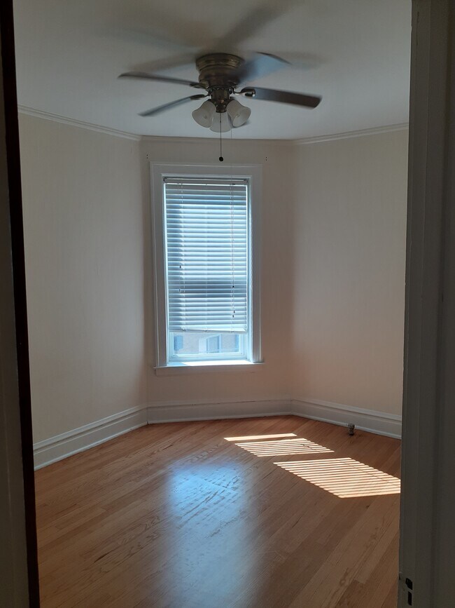 bedroom - 913 Ontario St