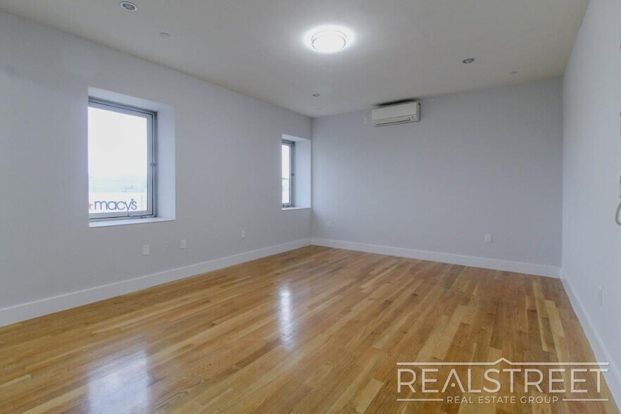 Building Photo - LUXURY Studio in Queens!