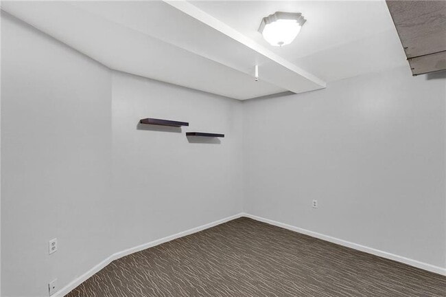 Building Photo - 1211 Meadowbrook Dr