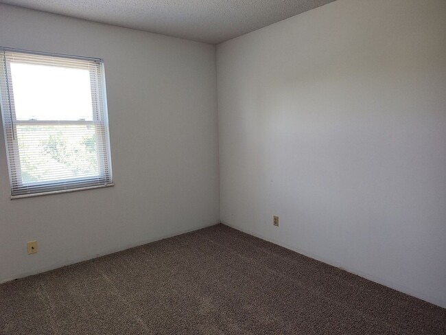 Building Photo - 522 Boxwood Dr