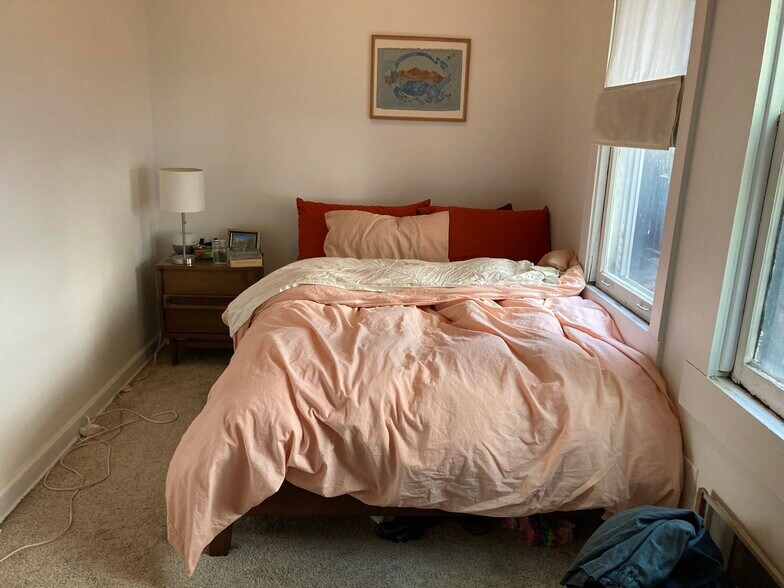 Building Photo - 2909 W Dickens Ave