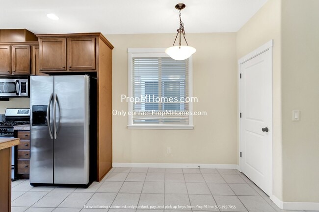 Building Photo - Spacious Three-Bedroom Condo Awaits in Des...