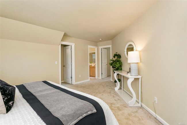 Building Photo - SEPTEMBER FREE >> Beautiful 3BR/3BA Townho...