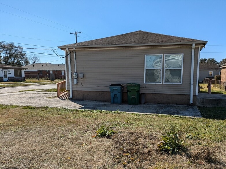 Building Photo - 807 21st St