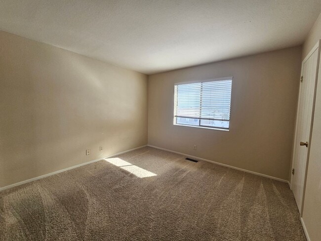 Building Photo - Immaculate 2 Bedroom Unit - Close to UNR!