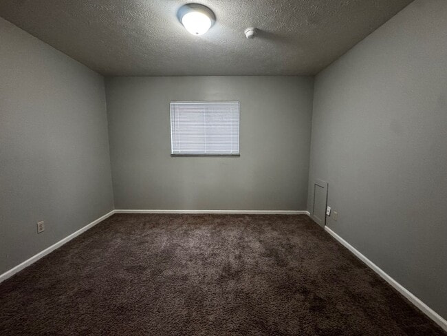 Building Photo - Charming 2-Bedroom Property in Prime Location