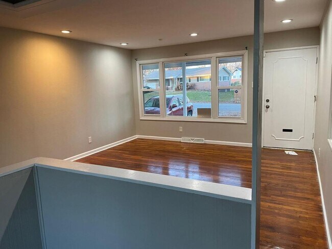 Building Photo - 2212 Collett Dr