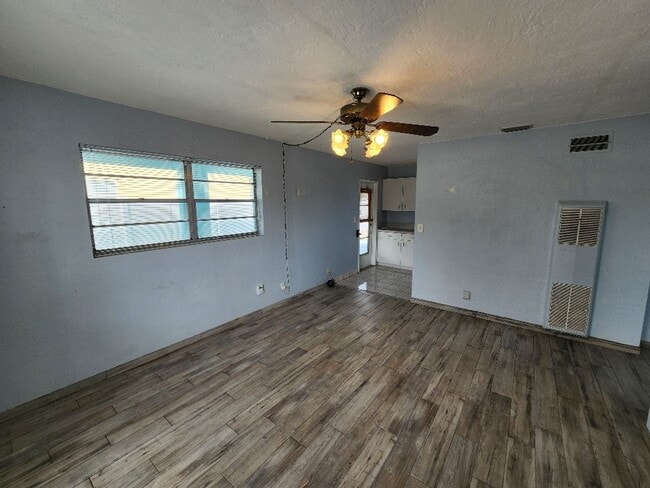 Building Photo - Nice beach side 2/1, walk to beach, restaurants