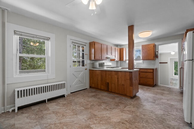 Building Photo - 671 Cornwall Ave