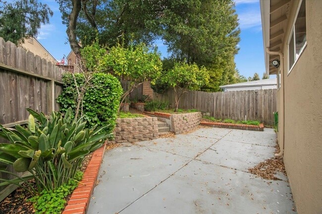 Building Photo - 18500 Crest Ave