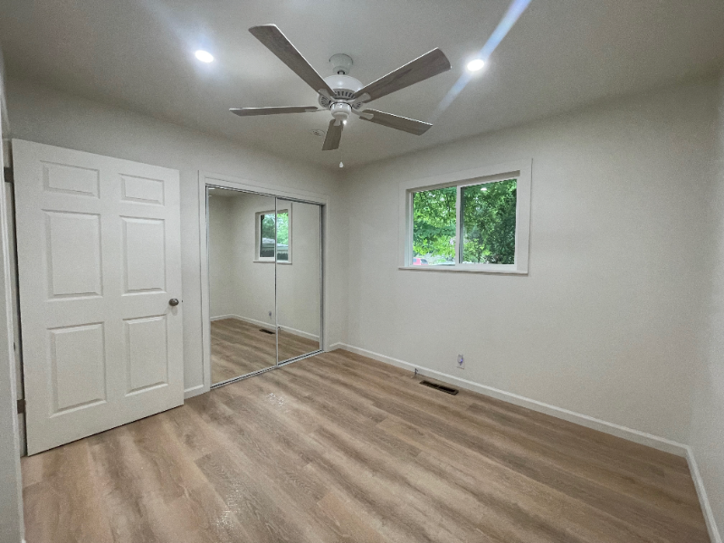 Building Photo - 2405 Tamarac Dr