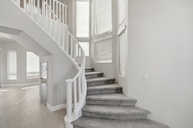 Building Photo - 1425 W Commerce Ave