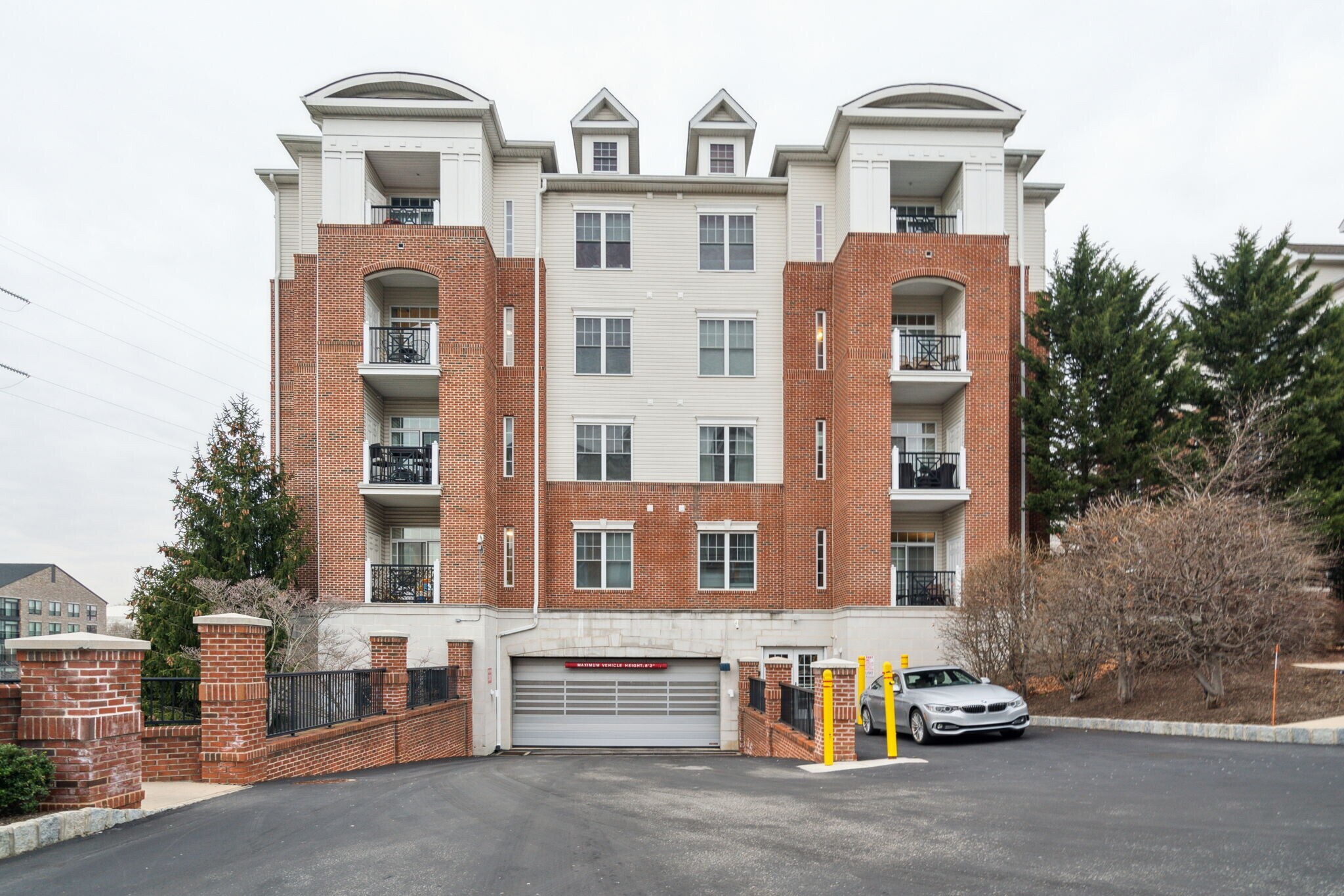 Building Photo - 300 W Elm St