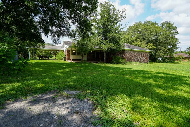 Building Photo - 803 Sycamore Rd