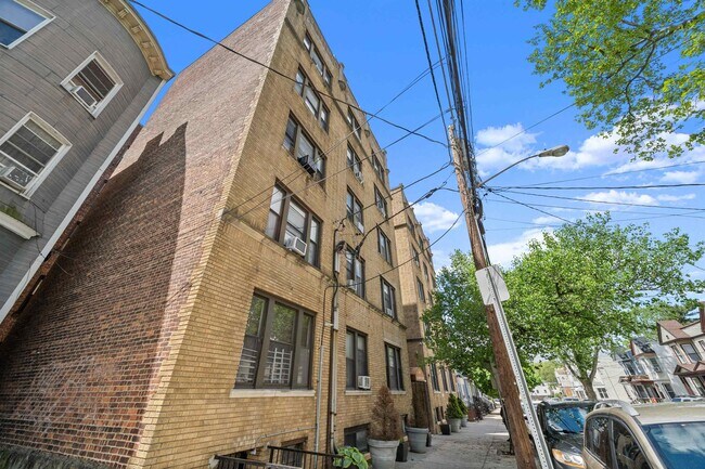 Building Photo - 429 Fairmount Ave