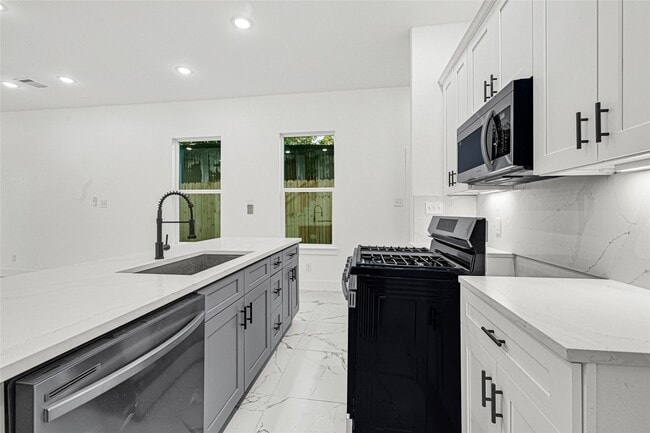 Building Photo - 9316 Waller St